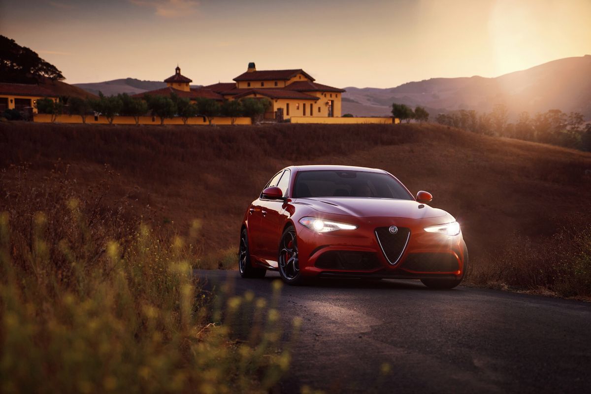 Strada panoramica in Italia con auto in lontananza