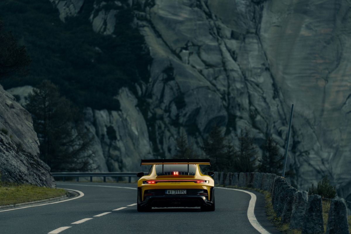 Interno automobile, volante e cruscotto