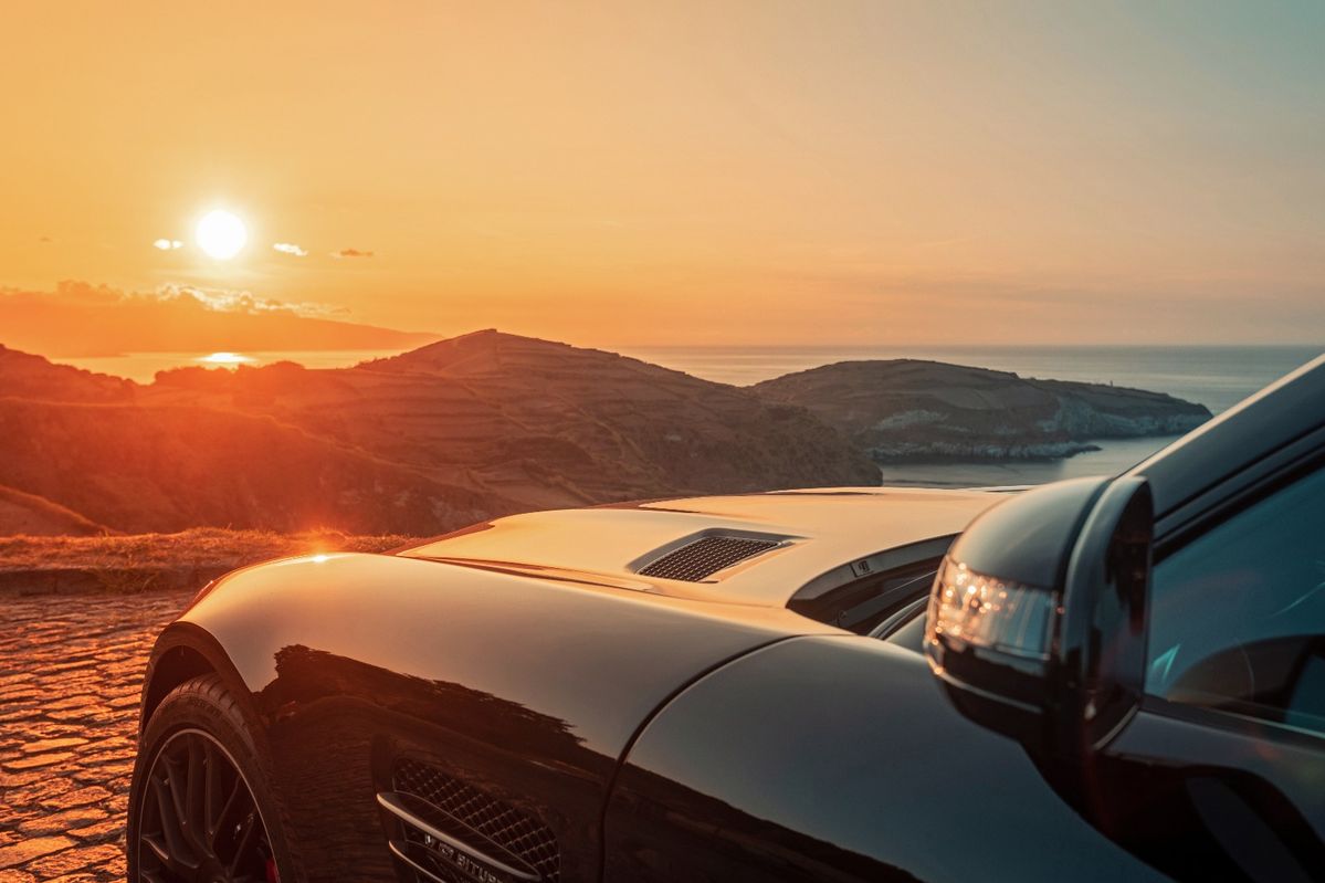 Auto su strada al tramonto